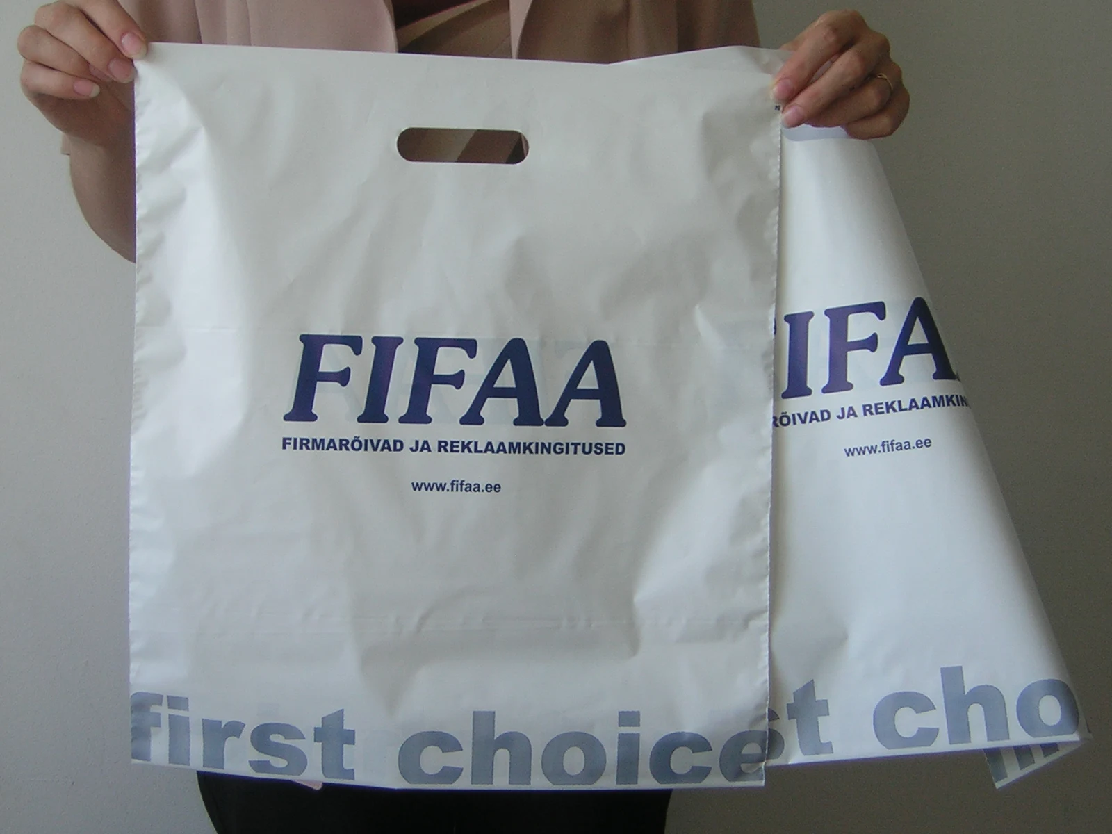 Produktexempel: plastkassar med förstärkta stansade handtag