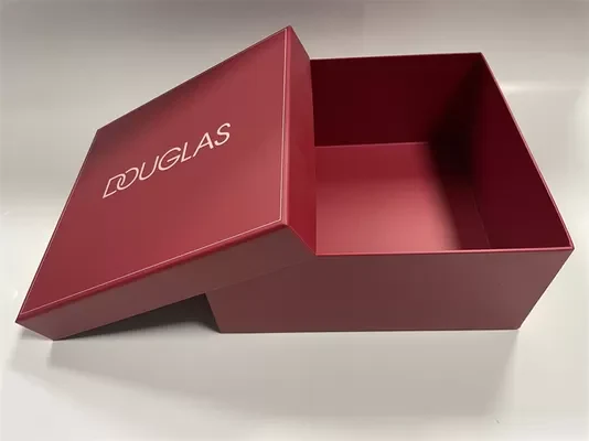 Öppen vinröd premiumlåda med separat lock och ljus logotyp.